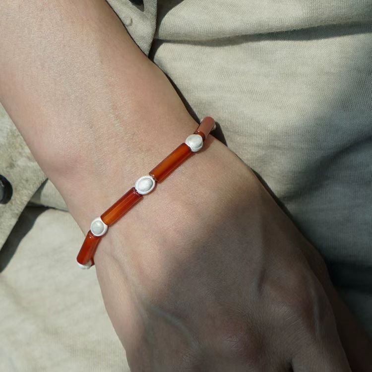 Armband aus roten Achat-Silberperlen – Eine harmonische Mischung aus Kraft und Eleganz