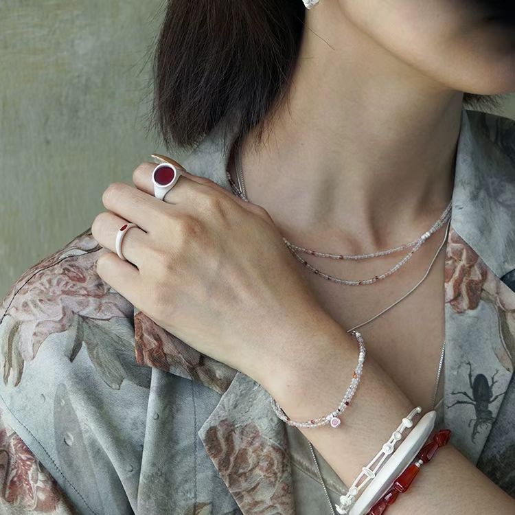 Armband aus roten Achat-Silberperlen – Eine harmonische Mischung aus Kraft und Eleganz