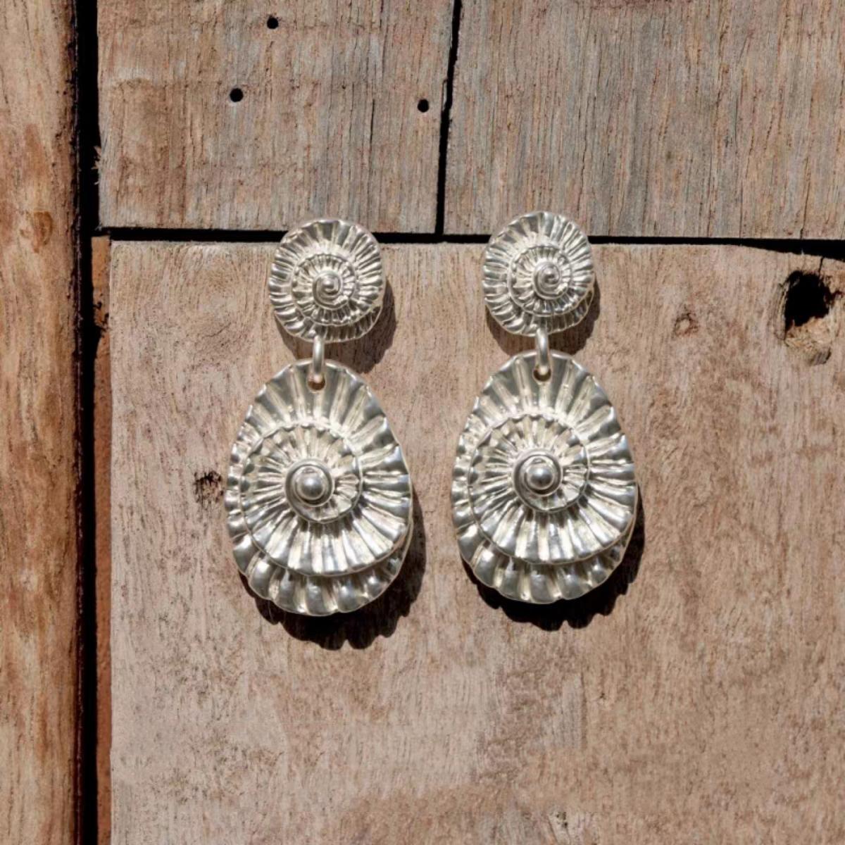 Silberohrringe mit Muschelfossil-Muster – Einzigartiges, vom Ozean inspiriertes Design