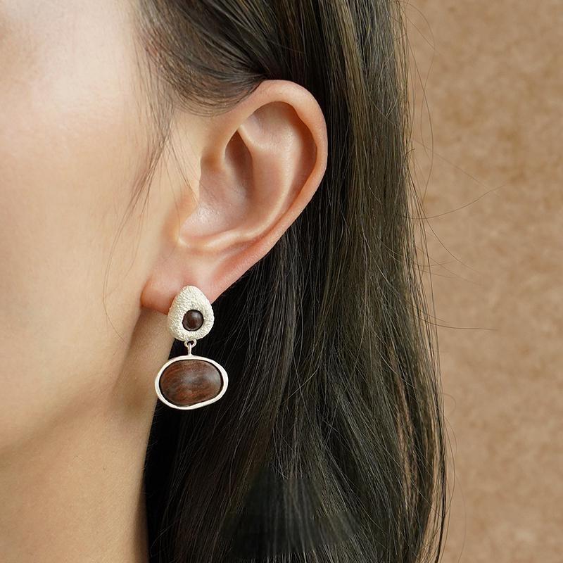 Asymmetrische Edelsteinohrringe – Strukturierte Ohrstecker vom Originaldesigner (ein schwarzes und ein Naturholzdesign)
