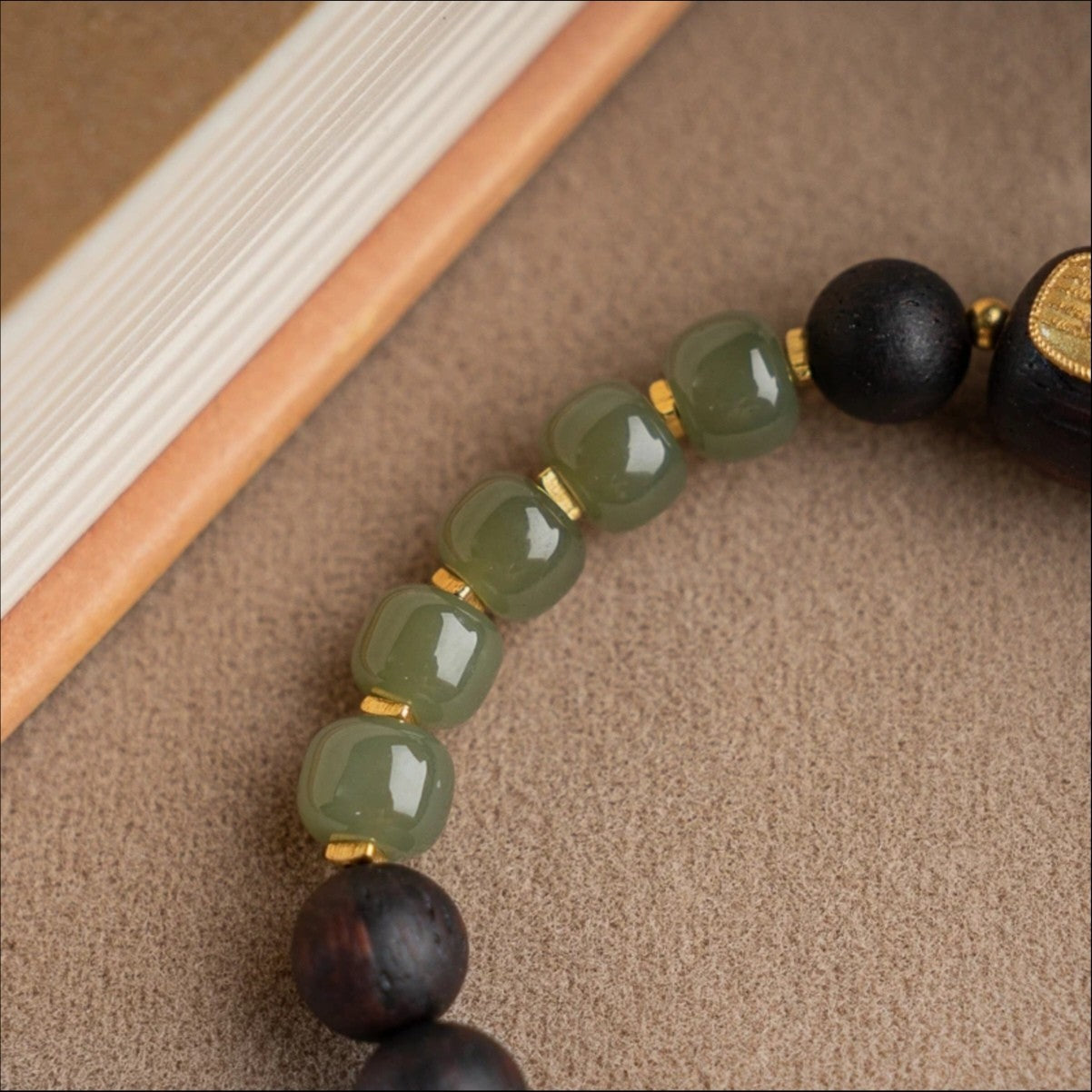Pulsera de madera de agar de 8 mm: un símbolo de tranquilidad y bienestar espiritual.