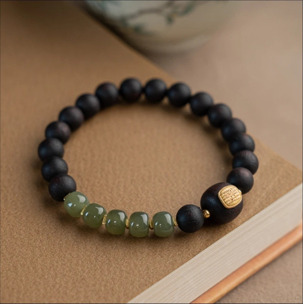 Pulsera de madera de agar de 8 mm: un símbolo de tranquilidad y bienestar espiritual.