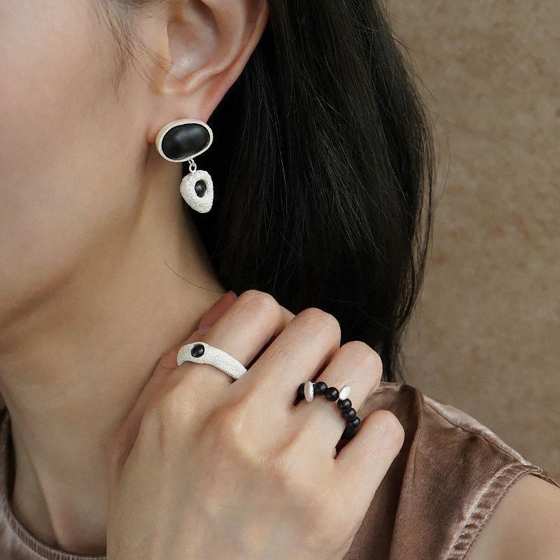 Asymmetrische Edelsteinohrringe – Strukturierte Ohrstecker vom Originaldesigner (ein schwarzes und ein Naturholzdesign)