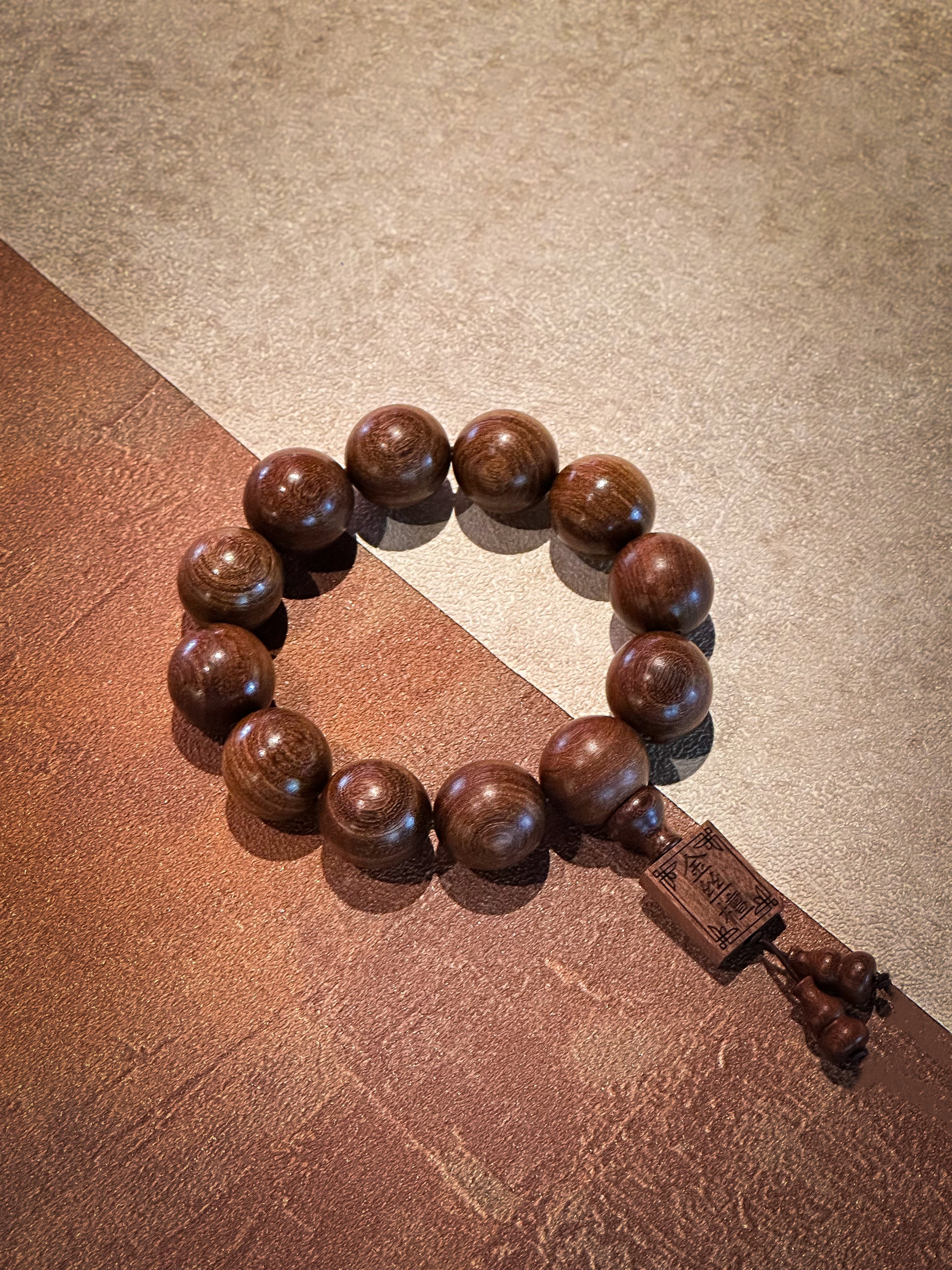 Pulsera de sándalo dorado: símbolo de fortuna y serenidad