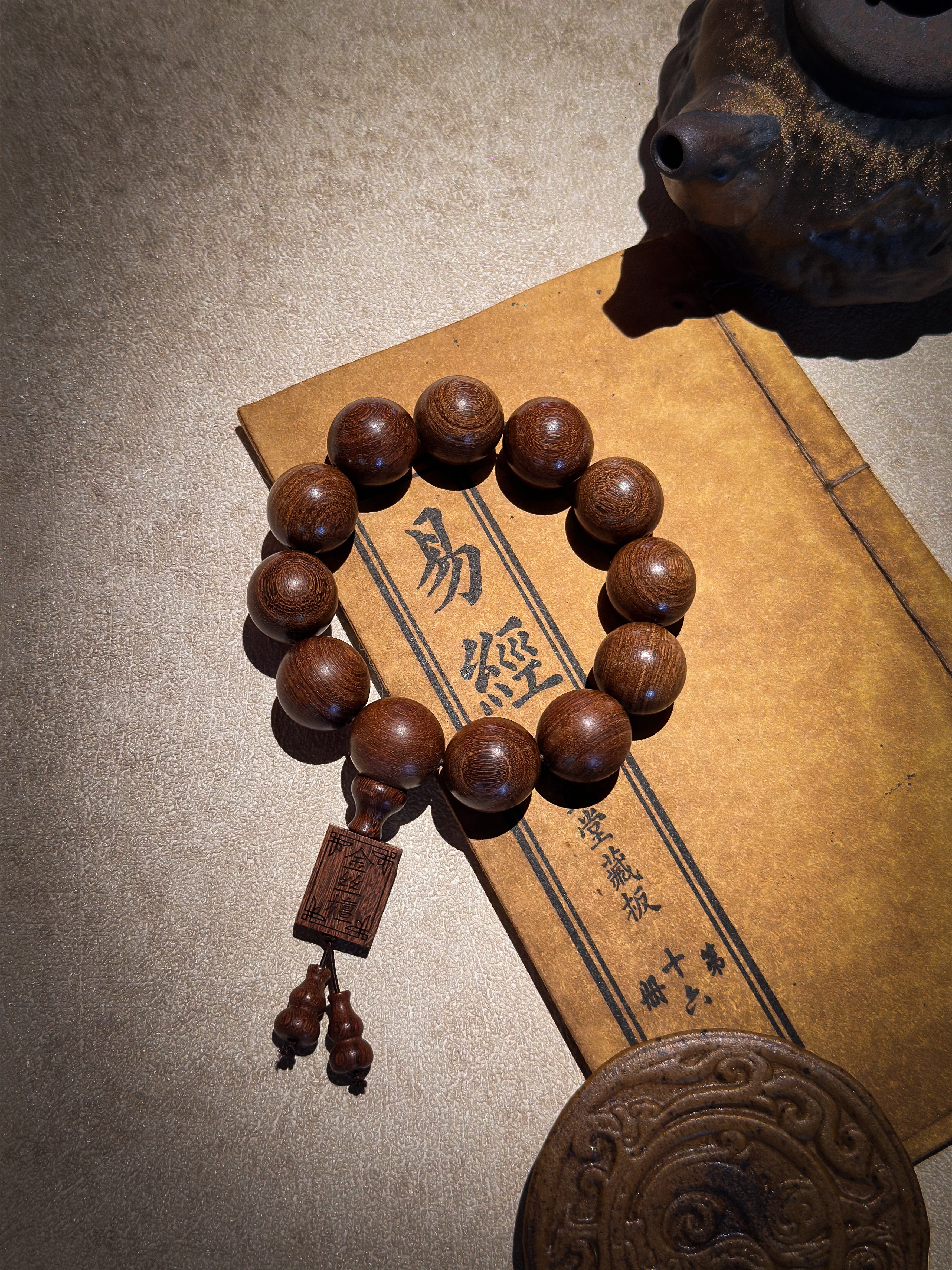 Pulsera de sándalo dorado: símbolo de fortuna y serenidad