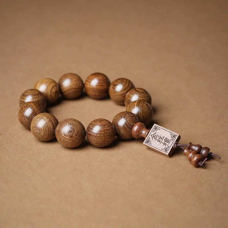 Pulsera de sándalo dorado: símbolo de fortuna y serenidad
