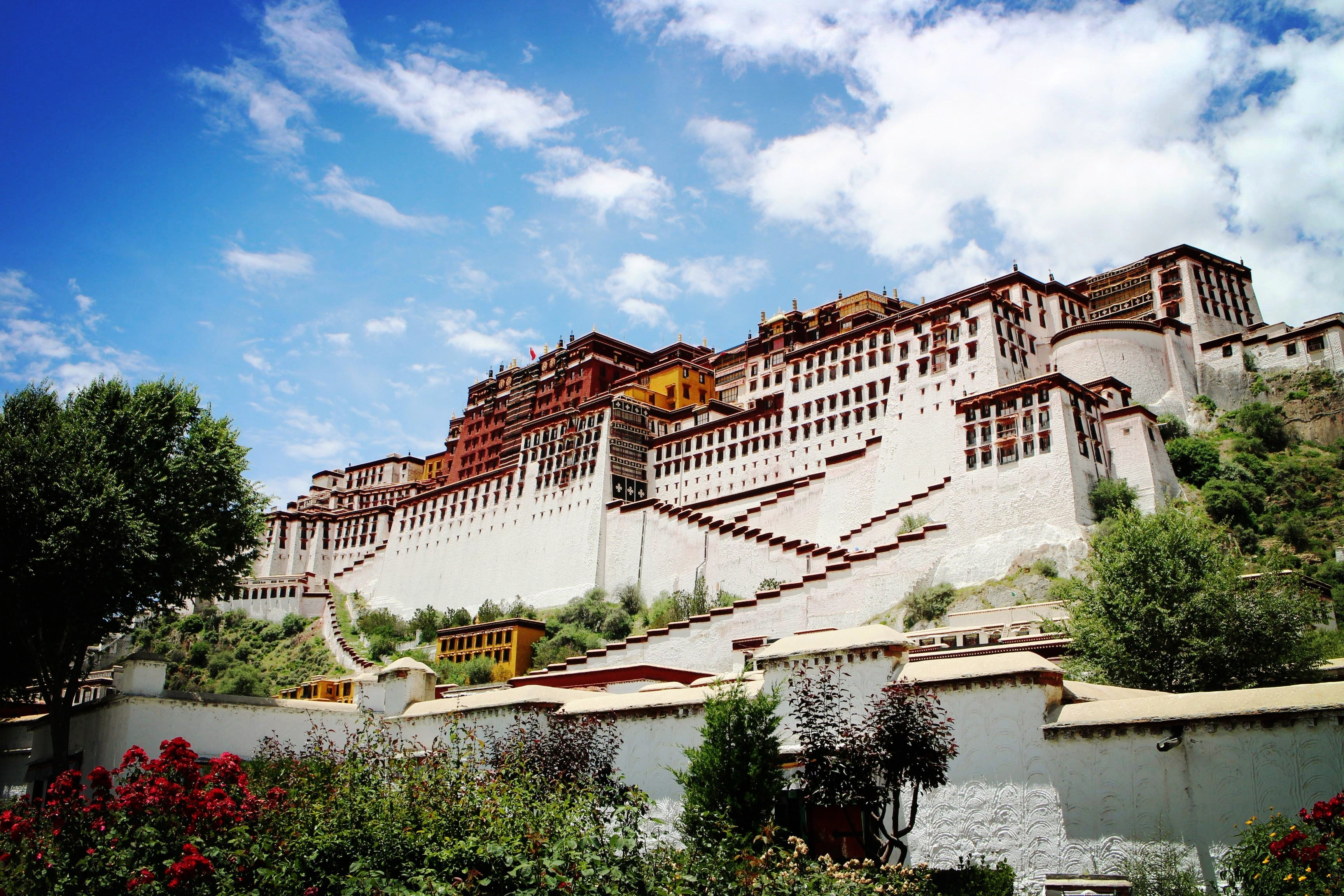 A Spiritual Journey Through Tibet: Visiting Iconic Monasteries and Sacred Sites