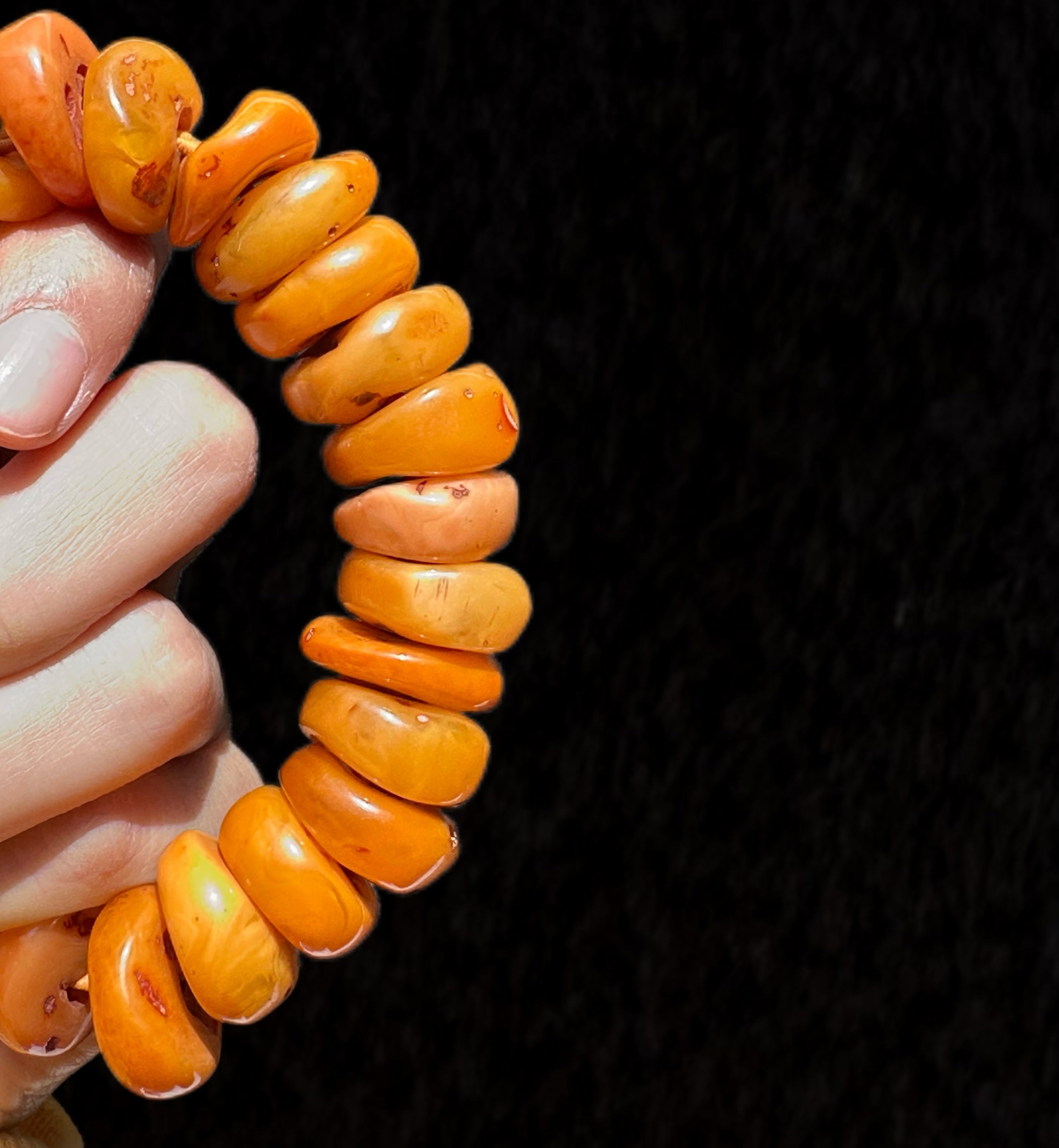 Tibetan Amber Resin Bracelet – Timeless Elegance and Spiritual Purity