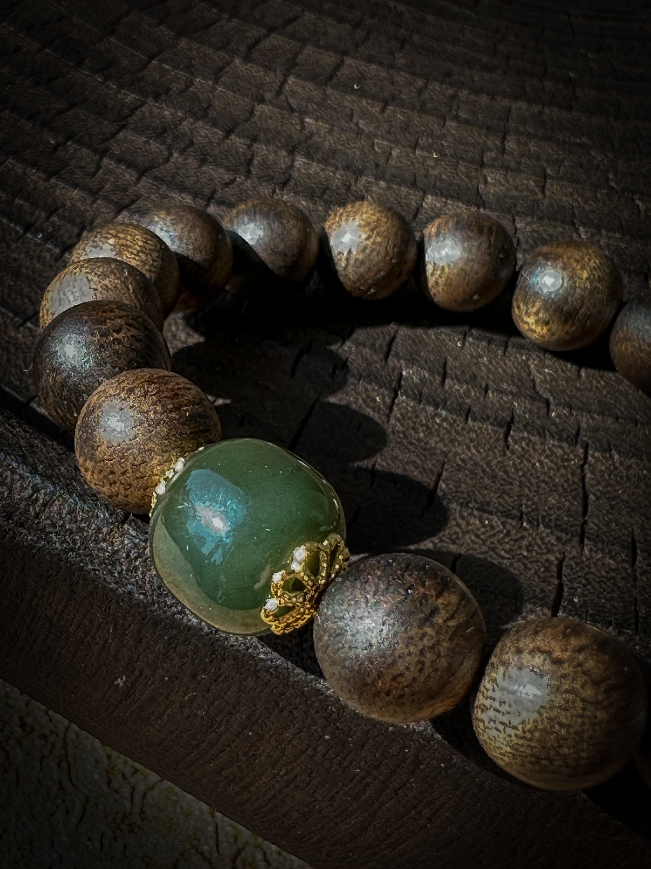 White Qinan Wood Bracelet with Hetian Jade Separator Bead – An Elegant Fragrance of Spirituality