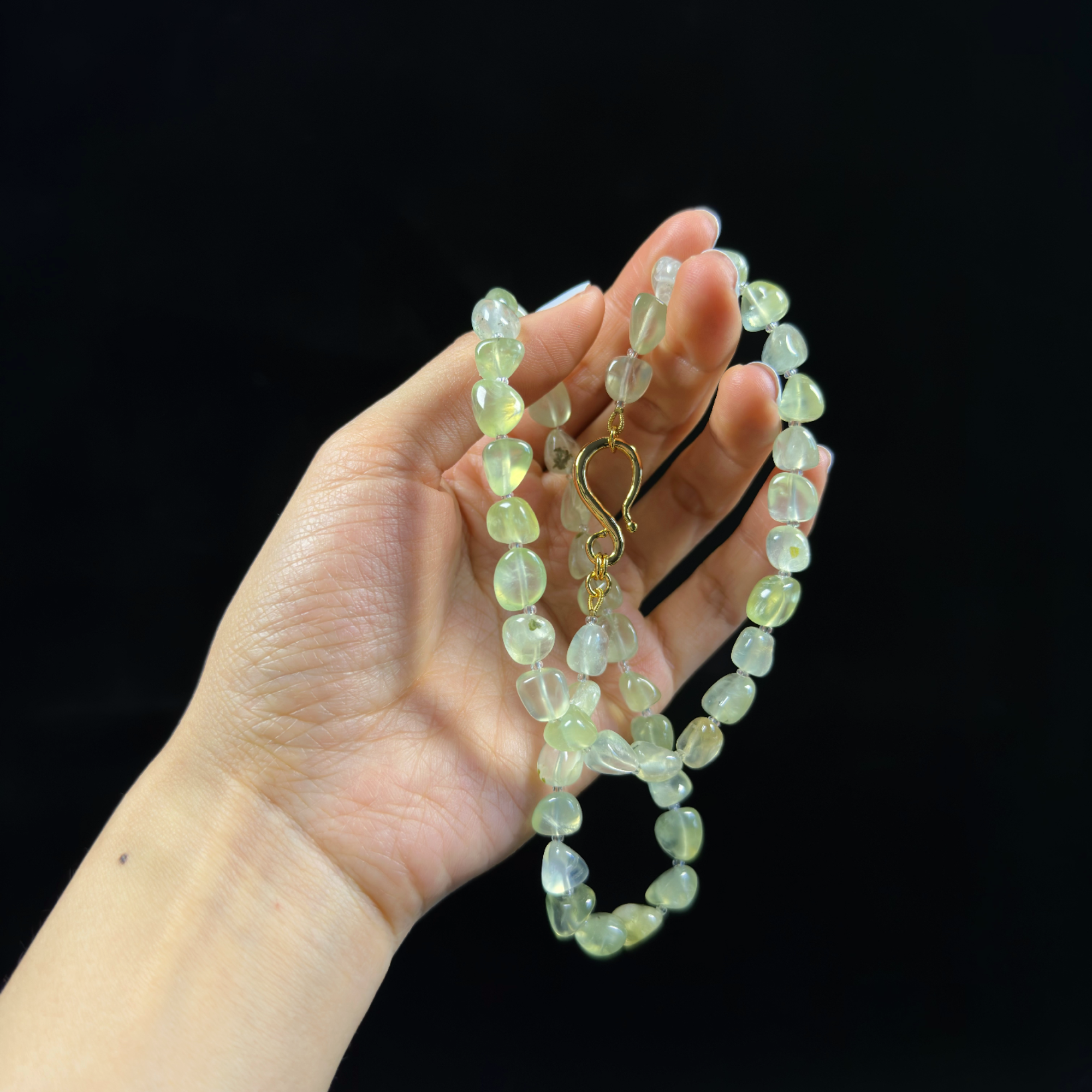 Natural Irregular Green Grape Crystal Stone Necklace – A Symbol of Vitality and Healing