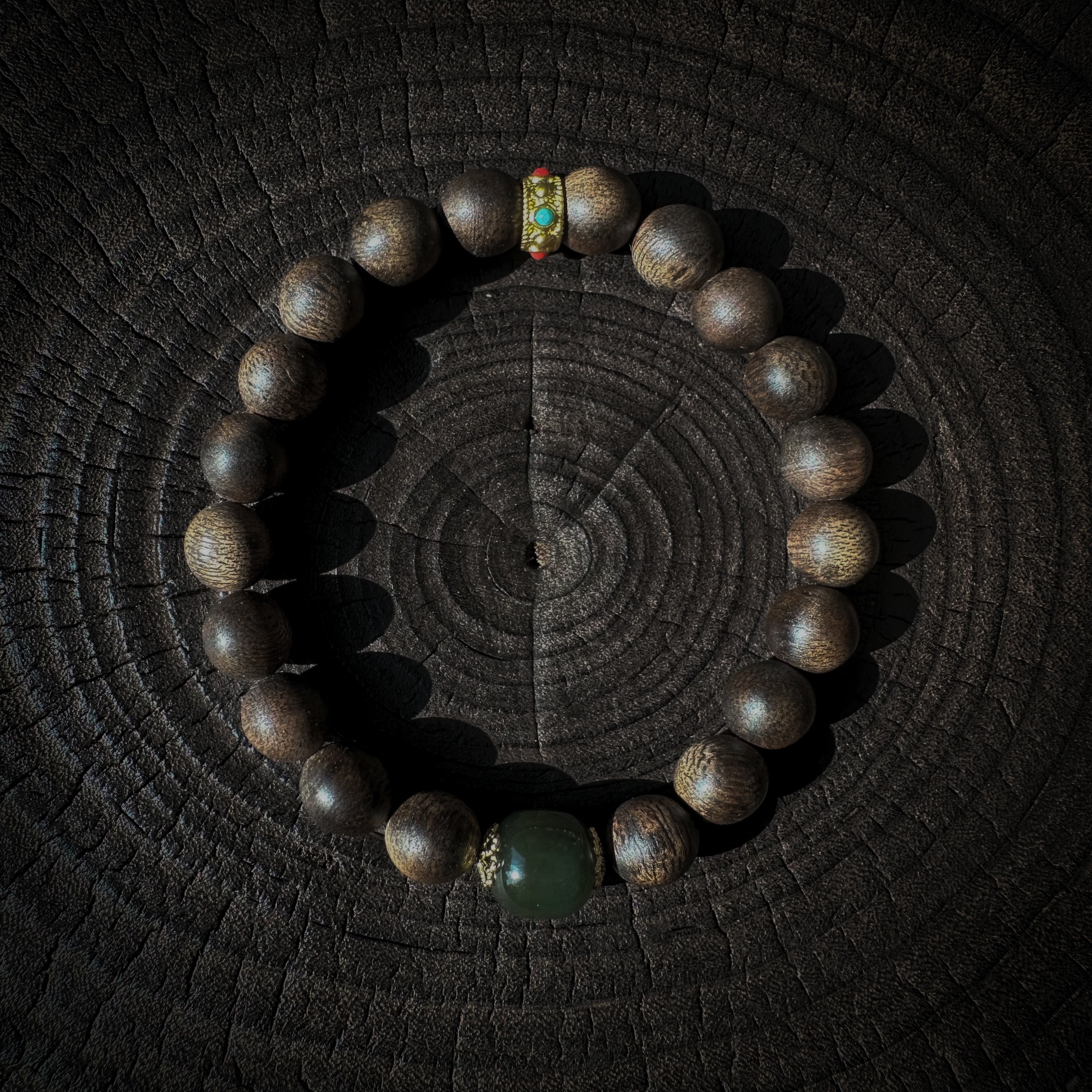 White Qinan Wood Bracelet with Hetian Jade Separator Bead – An Elegant Fragrance of Spirituality