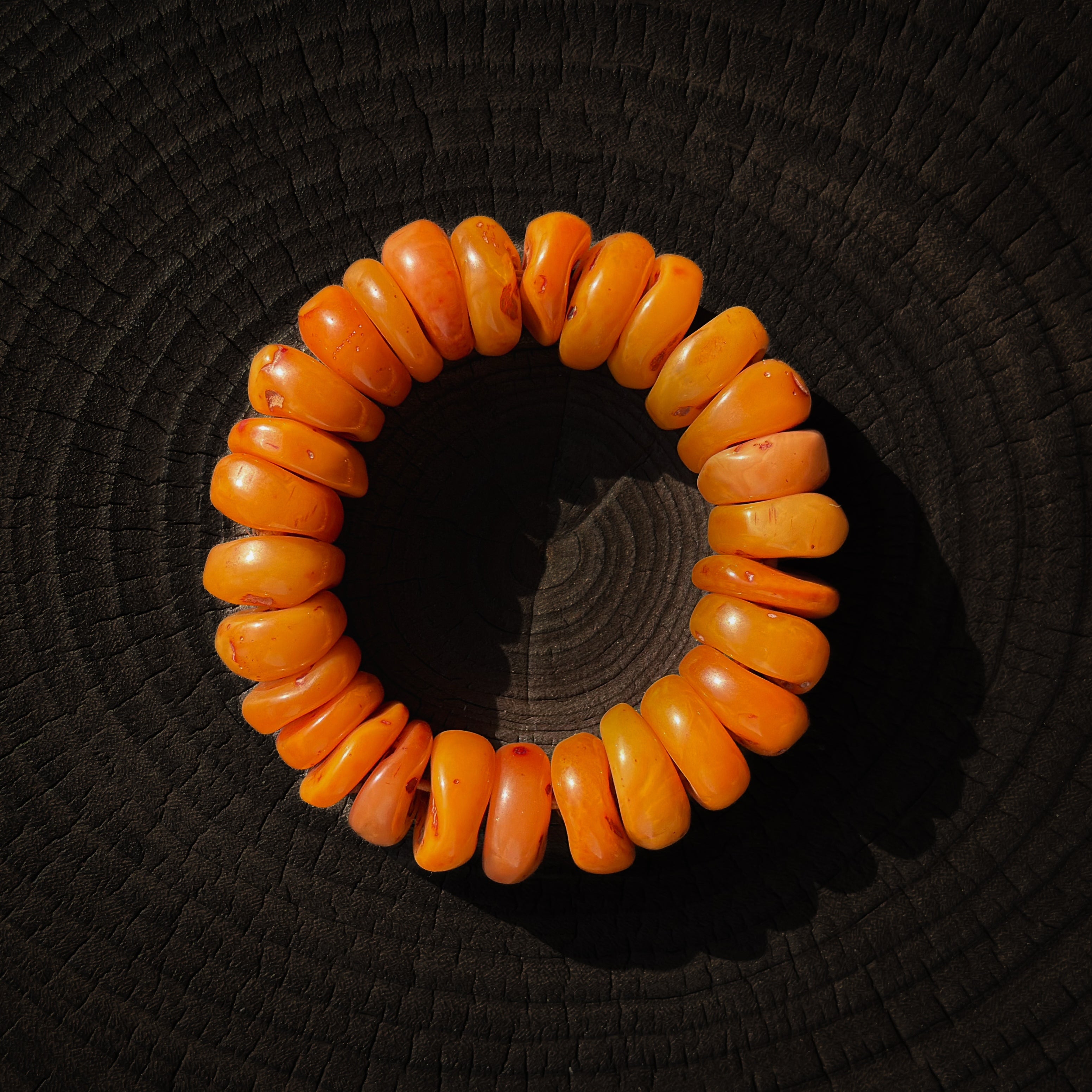 Tibetan Amber Resin Bracelet – Timeless Elegance and Spiritual Purity