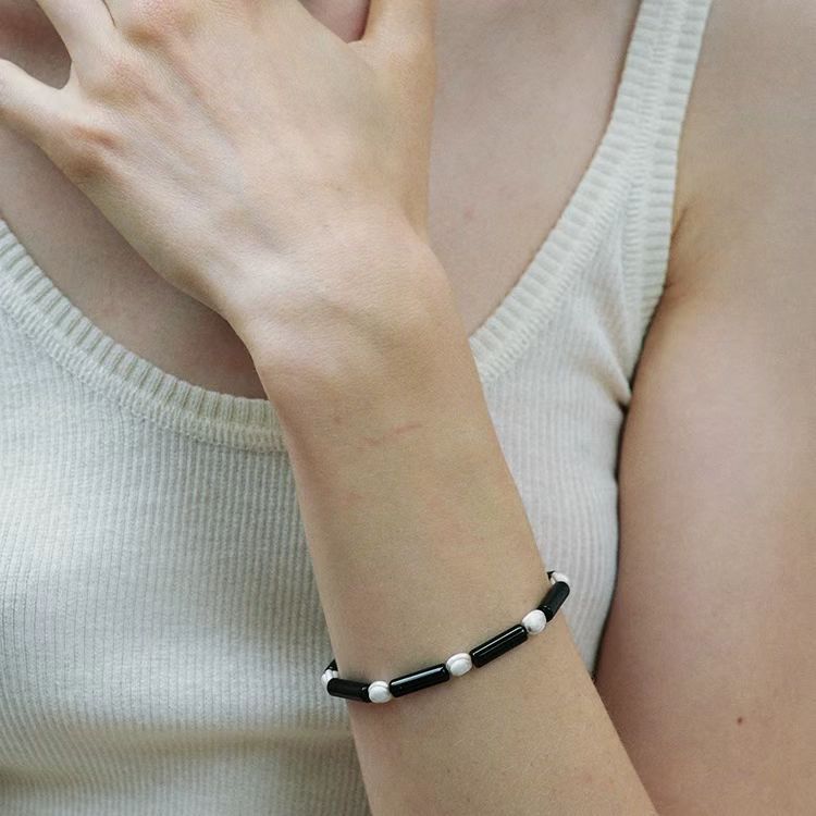 Pulsera de cuentas de plata y ágata roja: una combinación armoniosa de poder y elegancia