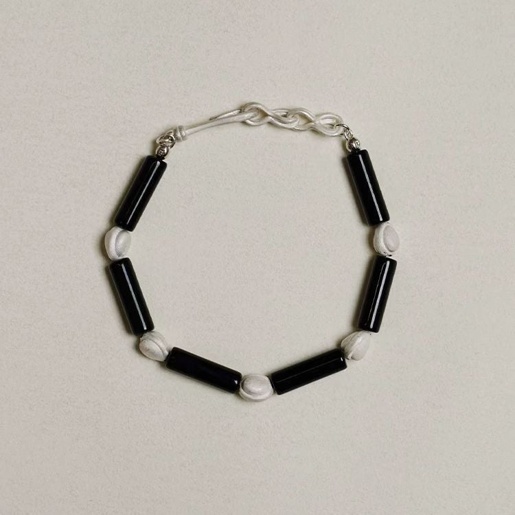 Pulsera de cuentas de plata y ágata roja: una combinación armoniosa de poder y elegancia
